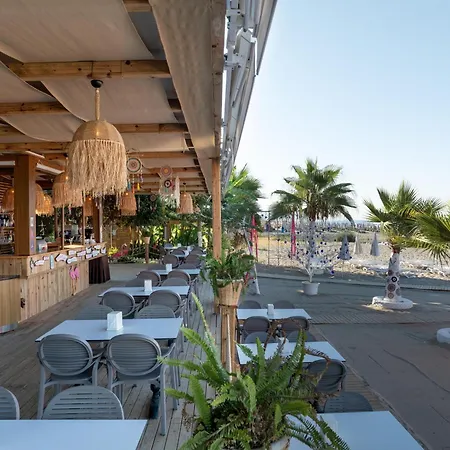 Blue Wave מלון אלאניה